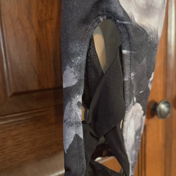 Active Old Navy size 8 leggings. Gently worn. X openings down by the ankle. - Picture 4 of 4